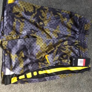 Nike youth boys shorts size L NWT